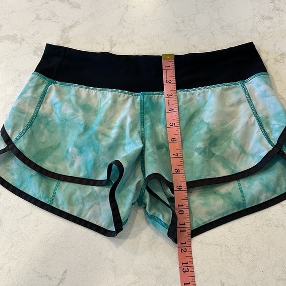 Lululemon Tracker Short II Turquoise Tie Dye Athletic Shorts Women’s Size 4 - Picture 14 of 16